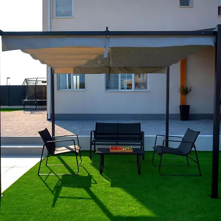 House Luni *